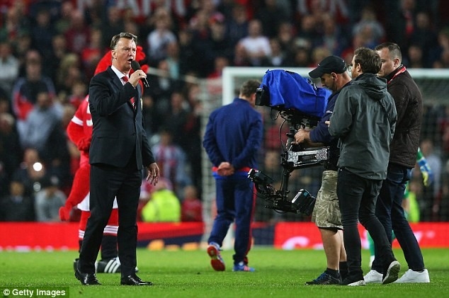 Fan MU la o doi HLV Van Gaal phai ra di hinh anh 2
