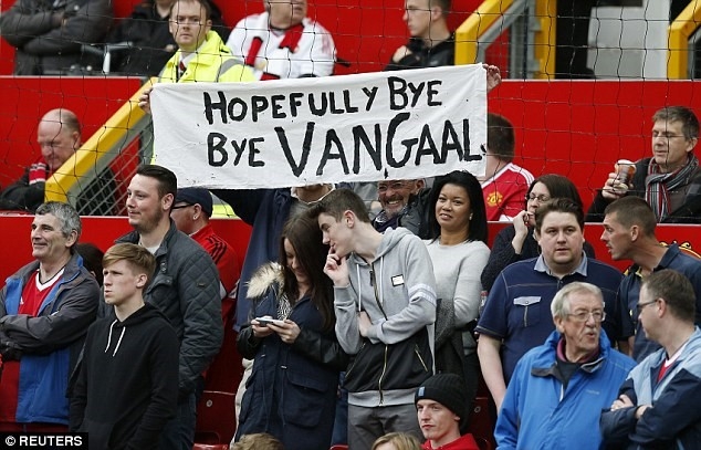 Fan MU la o doi HLV Van Gaal phai ra di hinh anh 3