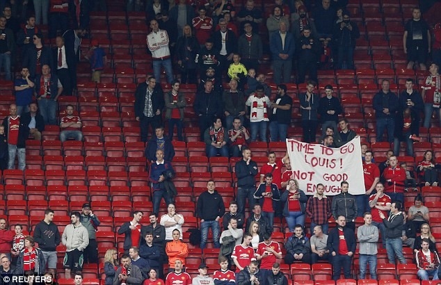 Fan MU la o doi HLV Van Gaal phai ra di hinh anh 4