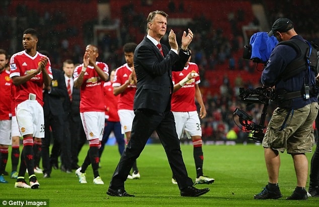 Fan MU la o doi HLV Van Gaal phai ra di hinh anh 6