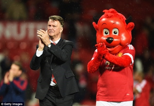 Fan MU la o doi HLV Van Gaal phai ra di hinh anh 7