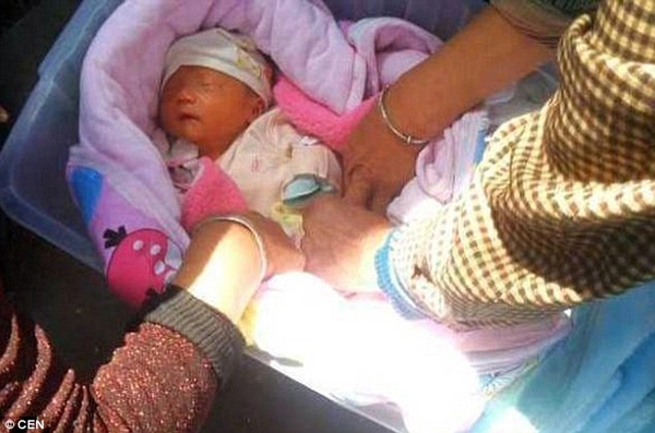 touching-moment-woman-breastfeeds-a-starving-abandoned-baby-found-in-a-cardboard-box-on-the-street-1