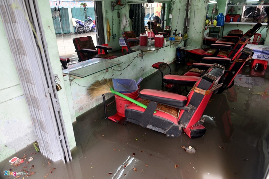 Nuoc ban ngam hang tram nha dan suot nua ngay o Sai Gon  hinh anh 11