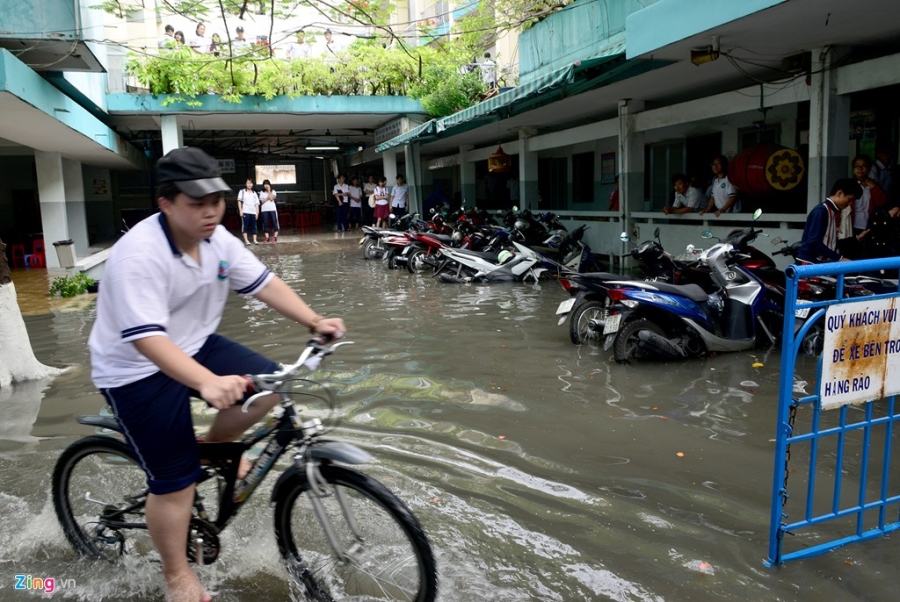 Nuoc ban ngam hang tram nha dan suot nua ngay o Sai Gon  hinh anh 13