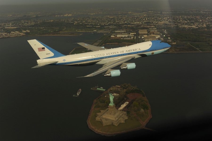 Air Force One bay qua tượng Nữ thần Tự do. Ảnh: USAF