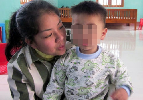Nữ giám đốc lừa đảo, nữ giám đốc nuôi con trong trại giam