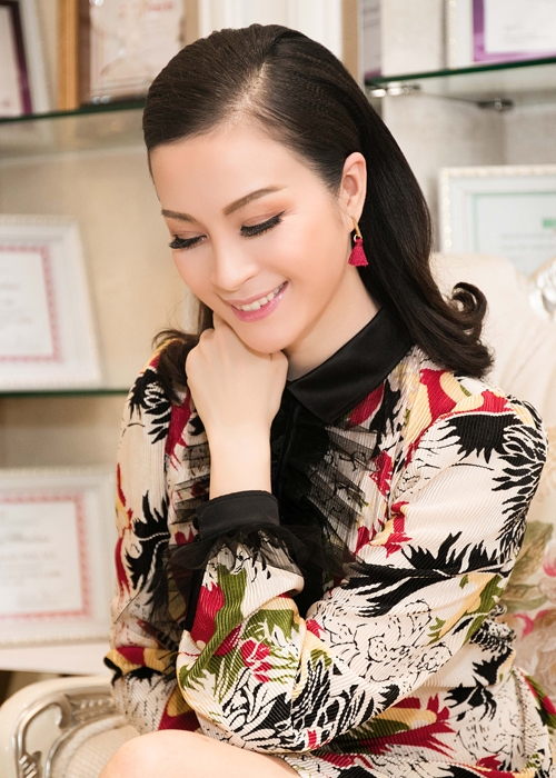 Thanh Thảo lái xế hộp hồng rực trên phố