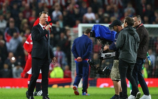 Mặc cho HLV Van Gaal cảm ơn và hứa, các CĐV vẫn la ó