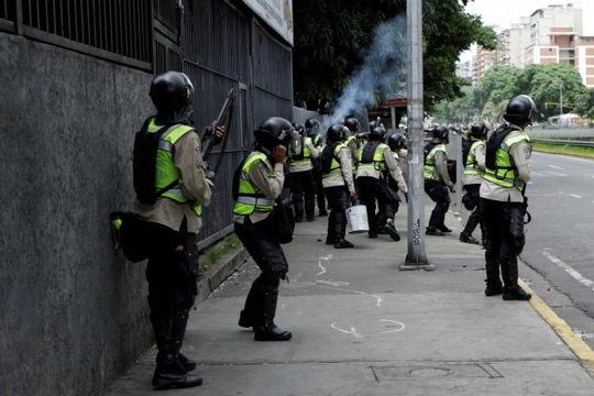 Biểu tình nổ ra khắp Venezuela