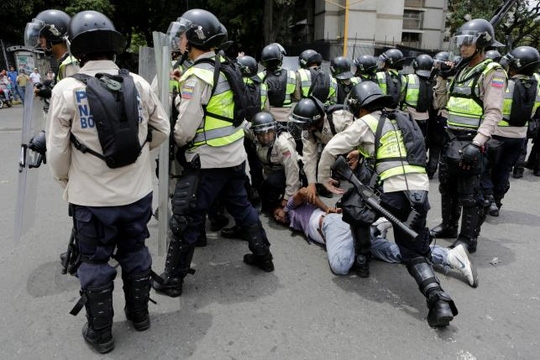 Biểu tình nổ ra khắp Venezuela