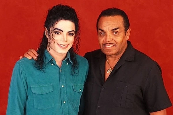  Michael Jackson và bố. 