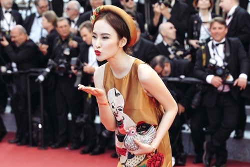 Cai bay dang sau chiec vay cua Phuong Trinh o Cannes hinh anh 1