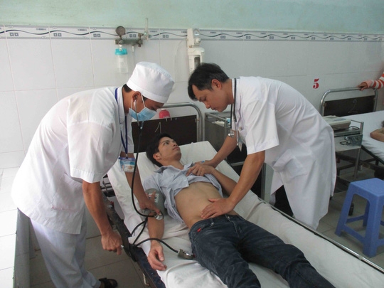  Một nam công nhân đang được bác sĩ thăm khám 