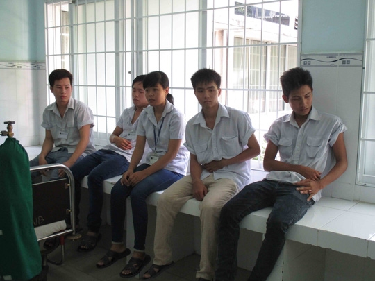  Các công nhân nhập viện đều có chung triệu chứng đau bụng dữ đội, nôn ói, lạnh run... 