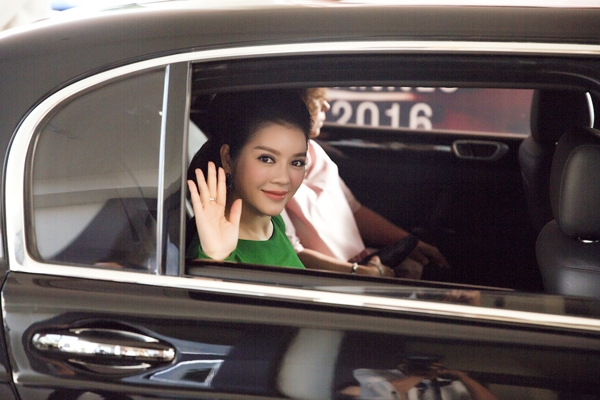 Lý Nhã Kỳ được đưa đón bằng xe sang ở Pháp