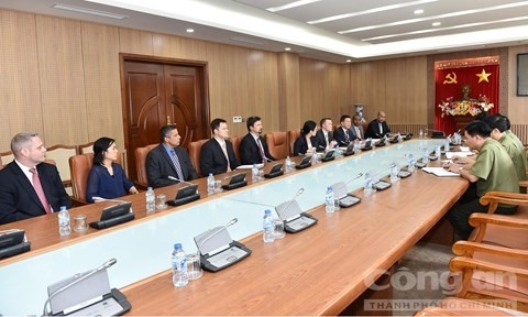 Obama tham Viet Nam: Chi mat vu My duoc mo cua xe hinh anh 3