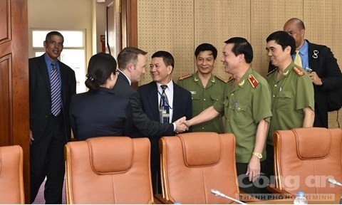 Obama tham Viet Nam: Chi mat vu My duoc mo cua xe hinh anh 4