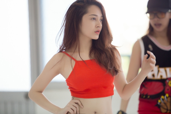 bao-anh-ho-hinh-xam-khi-mac-ao-crop-top-6