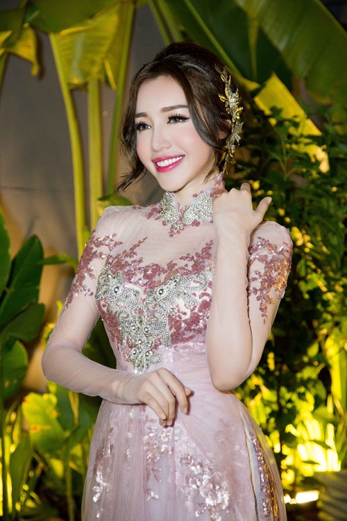 Elly Trần hóa cô dâu thả dáng trên phố đi bộ Nguyễn Huệ - 1