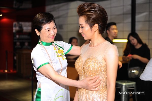 MC Kỳ Duyên hở trọn lưng trần, nép sát Trấn Thành8