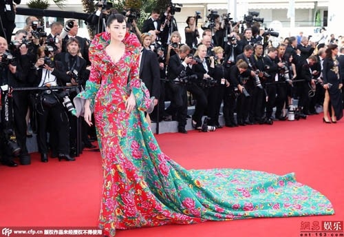 Nhung mau vay goi cam nhat tren tham do LHP Cannes  hinh anh 11