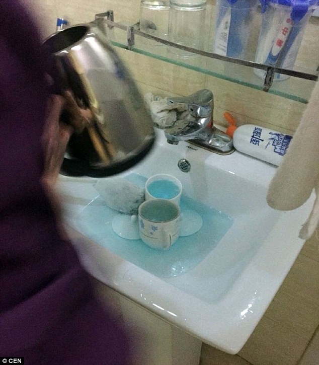 Nhân viên vệ sinh dùng nước tẩy bồn cầu để làm trắng cốc uống nước