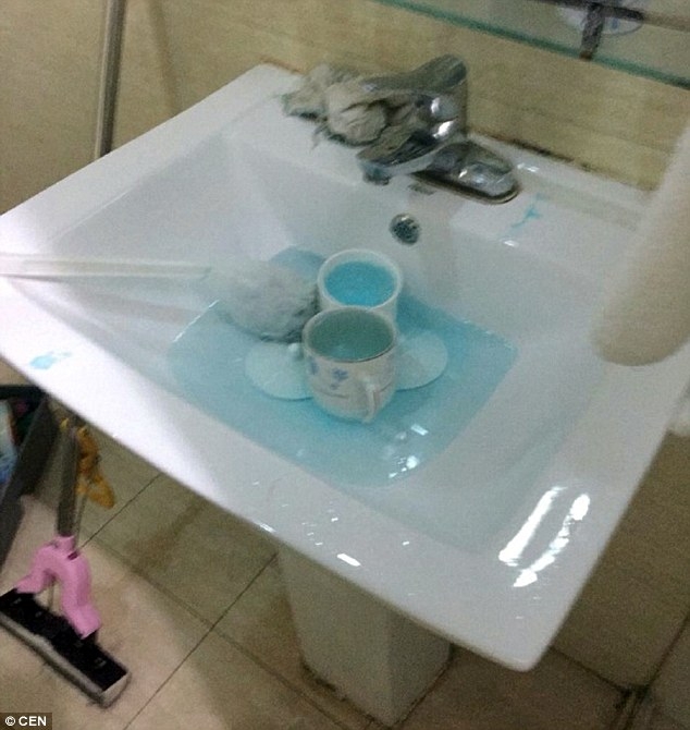 Người này còn dùng cọ toilet để cọ rửa cốc chén