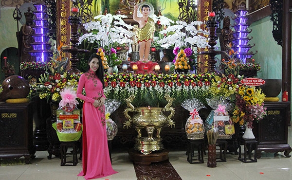 thuy-tien-thuot-tha-ao-dai-di-le-chua-cung-cong-vinh-1