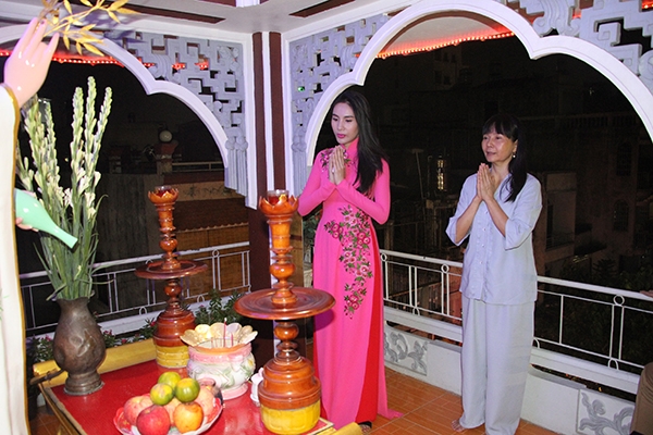 thuy-tien-thuot-tha-ao-dai-di-le-chua-cung-cong-vinh-2