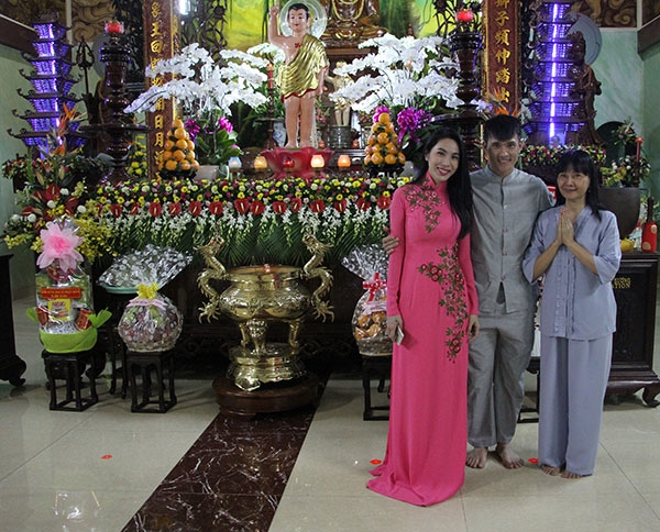 thuy-tien-thuot-tha-ao-dai-di-le-chua-cung-cong-vinh-3