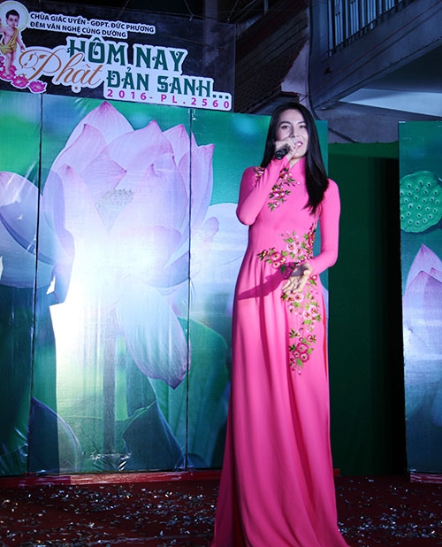 thuy-tien-thuot-tha-ao-dai-di-le-chua-cung-cong-vinh-4