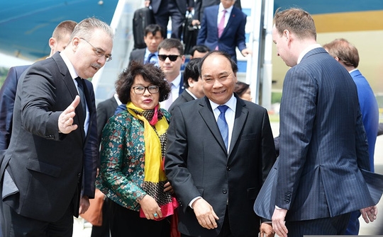 Tổng thống Putin nồng thắm ôm Thủ tướng Nguyễn Xuân Phúc