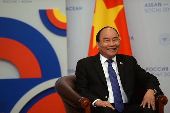 Tổng thống Putin nồng thắm ôm Thủ tướng Nguyễn Xuân Phúc