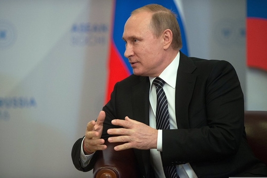 Tổng thống Putin nồng thắm ôm Thủ tướng Nguyễn Xuân Phúc