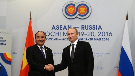 Tổng thống Putin nồng thắm ôm Thủ tướng Nguyễn Xuân Phúc