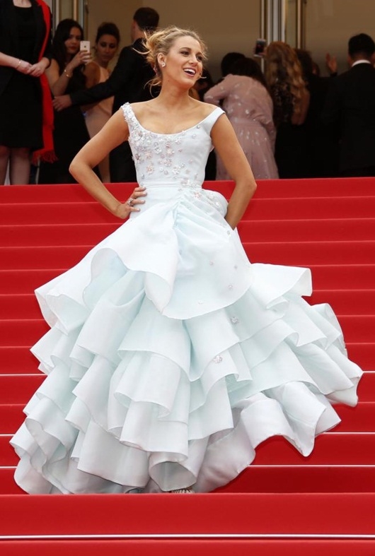 Váy biển cả Angela Phương Trinh vào top khoảnh khắc thời trang Cannes
