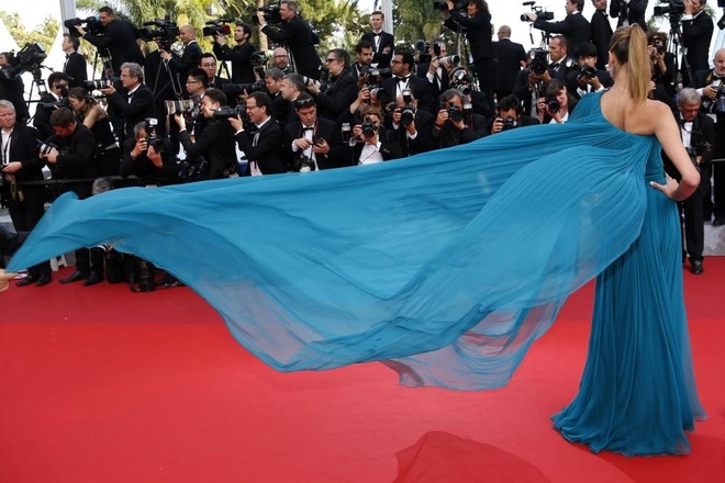 Váy biển cả Angela Phương Trinh vào top khoảnh khắc thời trang Cannes