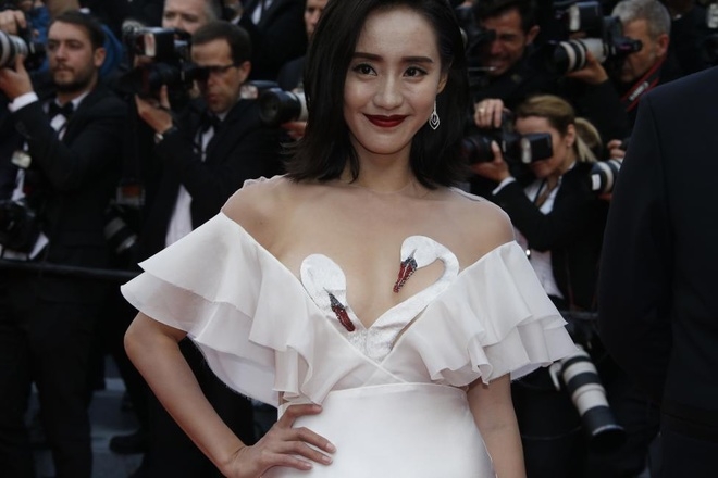 Váy biển cả Angela Phương Trinh vào top khoảnh khắc thời trang Cannes