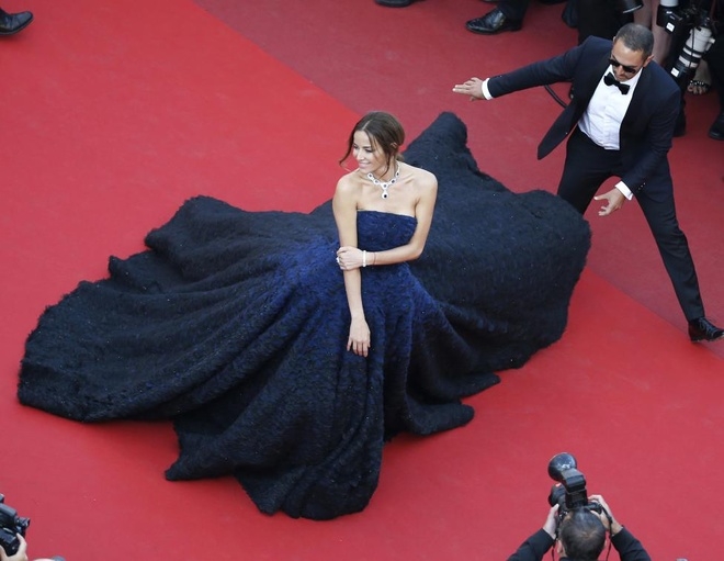 Váy biển cả Angela Phương Trinh vào top khoảnh khắc thời trang Cannes