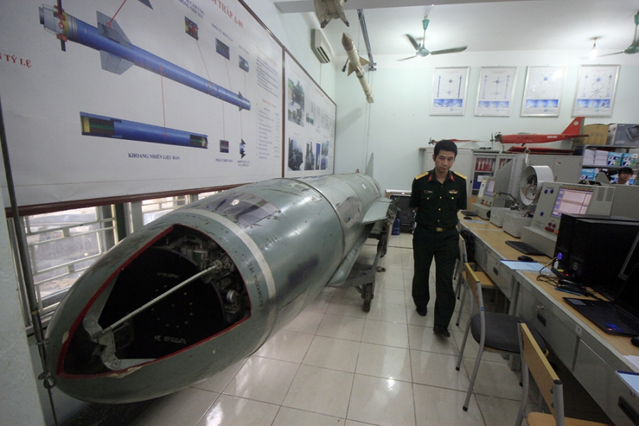 Đây chính là những hình ảnh trong phòng nghiên cứu tên lửa thuộc Học viện Kỹ thuật Quân sự, cũng là nơi đào tạo cán bộ kỹ thuật hàng đầu cho Quân đội hiện nay. Trong ảnh là mẫu tên lửa diệt hạm X - 35.