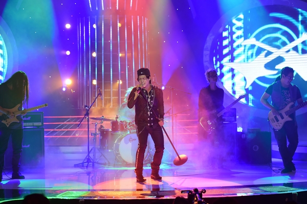 phien-ban-loi-cua-hari-won-khien-hoai-linh-cuoi-ngat-11