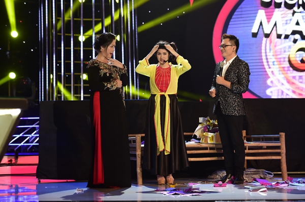 phien-ban-loi-cua-hari-won-khien-hoai-linh-cuoi-ngat-13