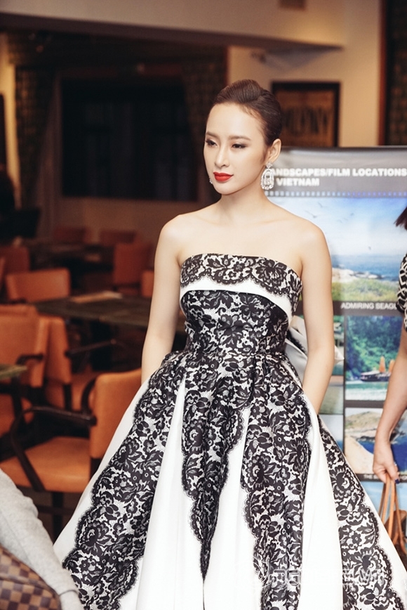 Angela Phương Trinh rạng rỡ tham gia sự kiện Tuần phim Việt Nam ở Czech 0