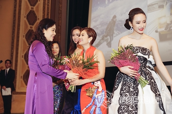Angela Phương Trinh rạng rỡ tham gia sự kiện Tuần phim Việt Nam ở Czech 10