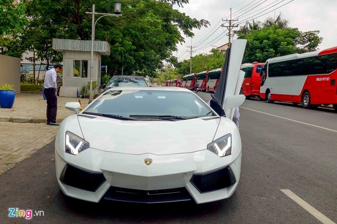 Sieu xe Lamborghini Aventador chinh hang ra bien so dep hinh anh 2