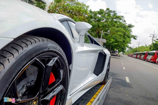Sieu xe Lamborghini Aventador chinh hang ra bien so dep hinh anh 7