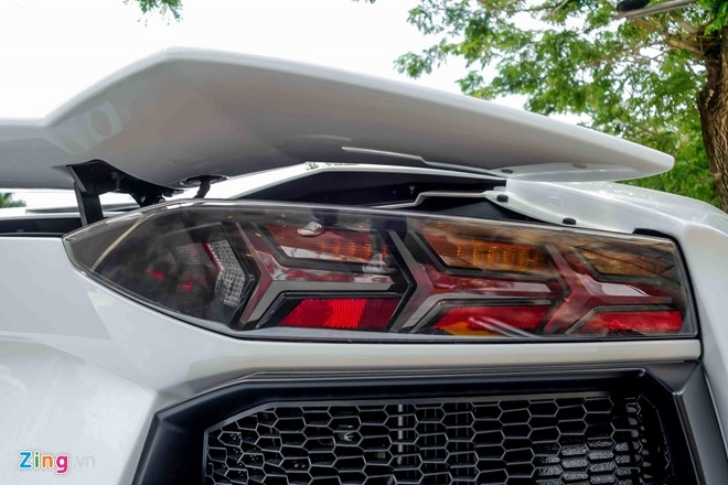 Sieu xe Lamborghini Aventador chinh hang ra bien so dep hinh anh 8