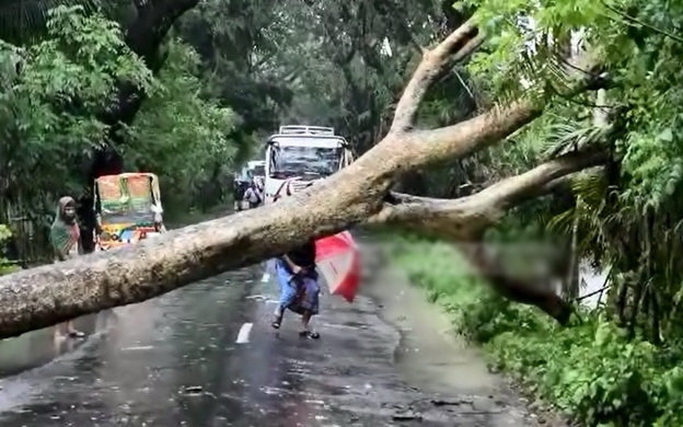Bão mạnh tràn qua Bangladesh, 24 người chết, 100 bị thương