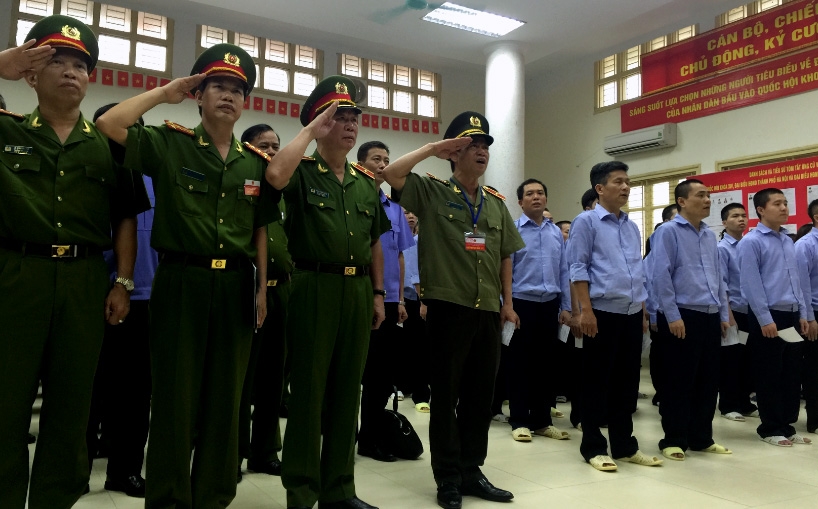 Các cán bộ Trại tạm giam số 1 và các can phạm tham gia bầu cử tiến hành Lễ chào cờ.