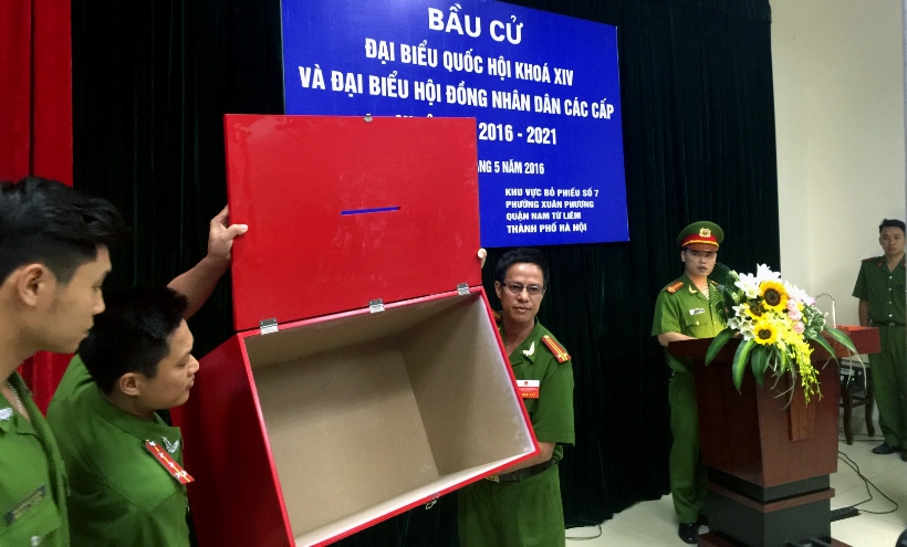 Thủ tục kiểm tra hòm phiếu được tiến hành trước sự chứng kiến của toàn thể cử tri trong Trại tạm giam số 1.